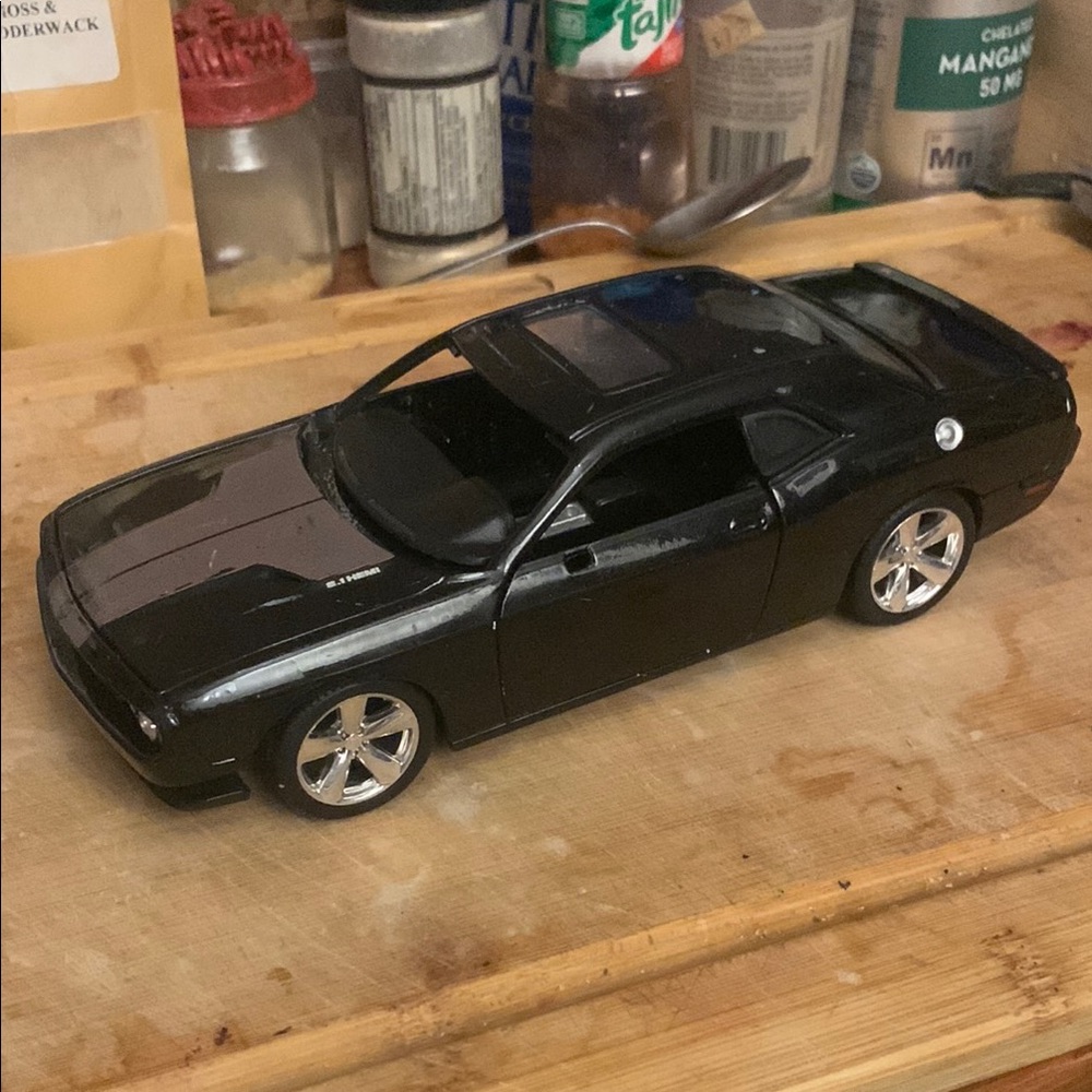 Stunning Maisto 2008 Dodge Charger SRT Black Diecast Model Car 1/24